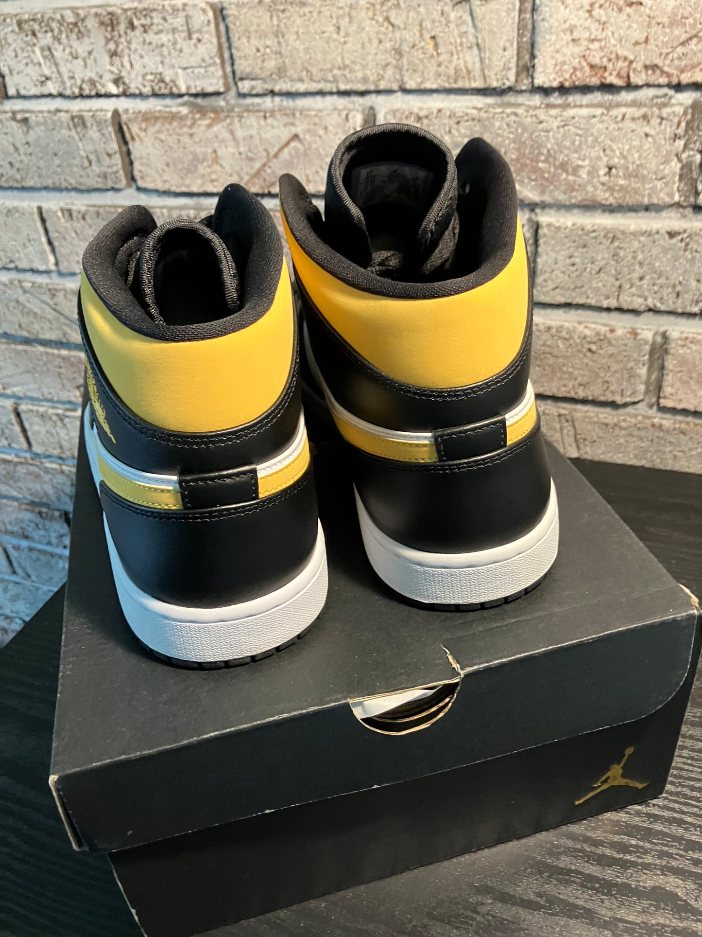 Air Jordan 1 Mid Pollen